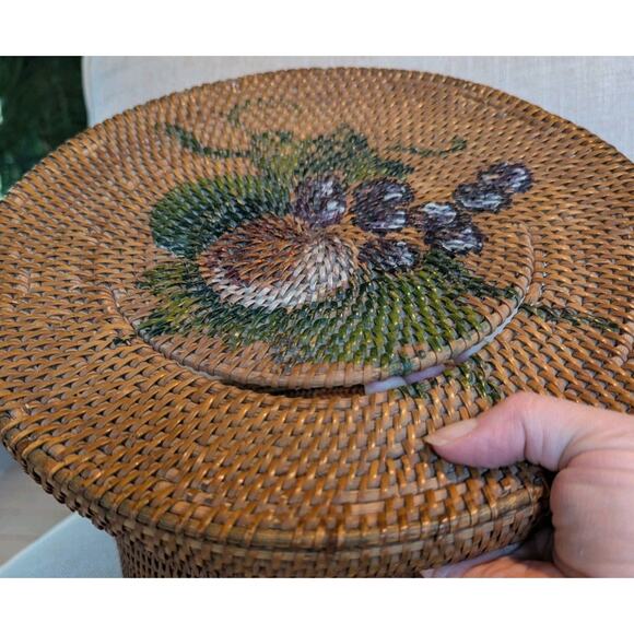 Vintage Woven Wicker Round Sewing Basket with Painted Lid 11.5" Diameter - Picture 7 of 14
